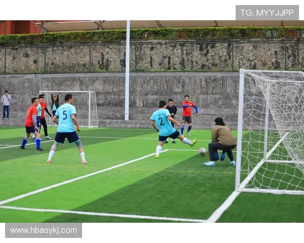 力哥与足球明星们的精彩合影瞬间展现了友谊与激情的完美结合